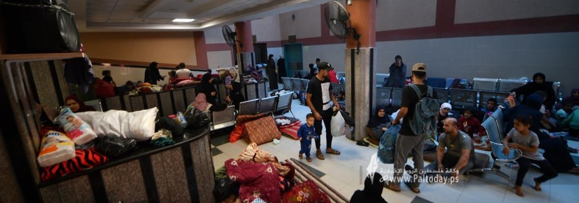 بالصور :  مواطنون فلسطينيون يقيمون في مستشفى ناصر حيث دمرت منازلهم بسبب الغارات الجوية الإسرائيلية المستمرة على خان يونس،