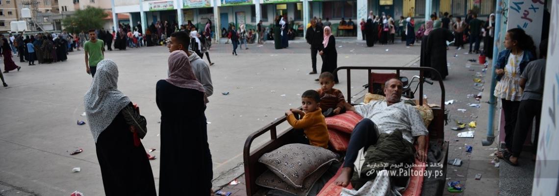 بالصور ; فلسطينيون ينزحون الى مدارس وكالة الغوث بعد تهجيرهم من منازلهم بسبب القصف الاسرائيلي على قطاع غزة