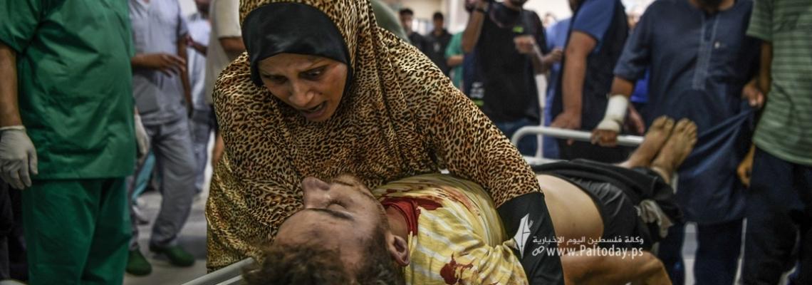 بالصور : دموع وألم الفقد من أم لإبنها الشهيد في قصف لمدرسة ايواء بمدينة خانيونس