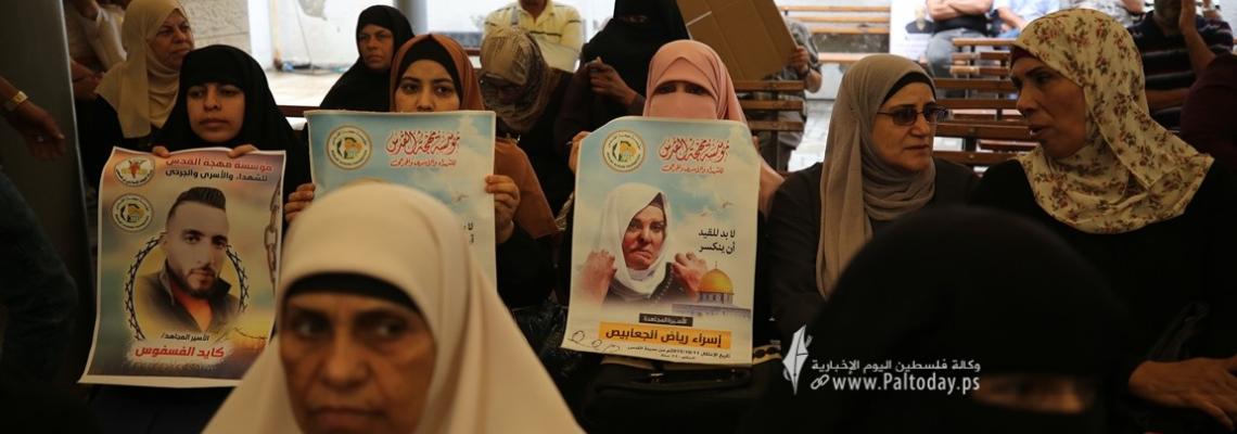 بالصور :اعتصام اهالى الأسرى الأسبوعي أمام مقر الصليب الأحمر بغزة