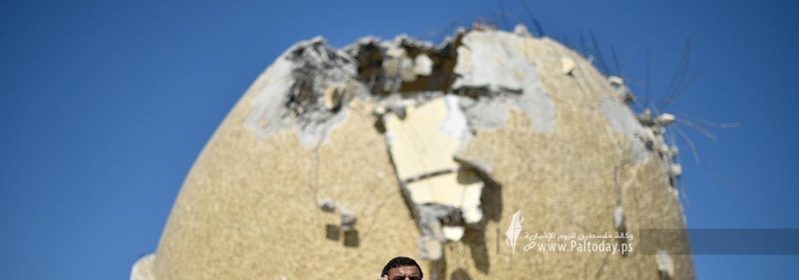بالصور : رفع أذان صلاة الجمعة من ركام مسجد الأمين محمد المدمر في مدينة خانيونس