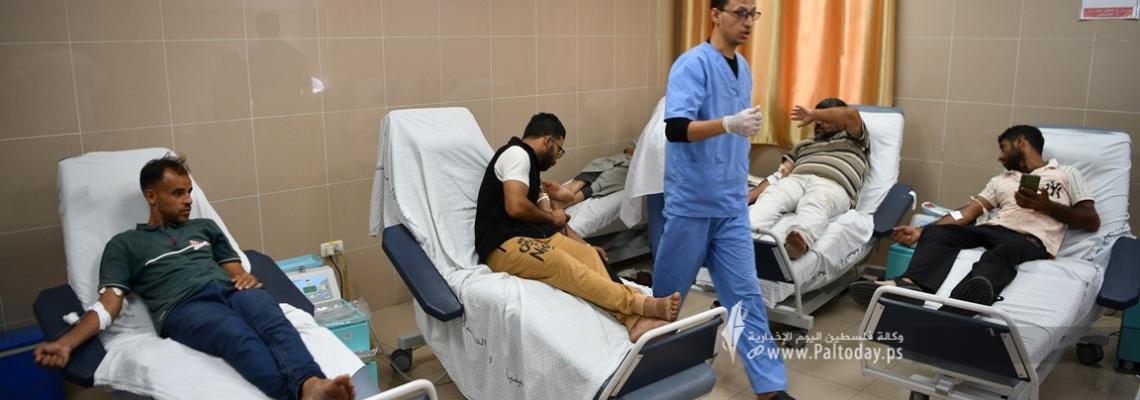 بالصور : في مشهد مشرف ، واستجابة لنداء الاستغاثة لوزارة الصحة مواطنين يتوجهون بشكل فوري للتبرع بالدم داخل مستشفى ناصر بمدينة خانيونس جنوب القطاع
