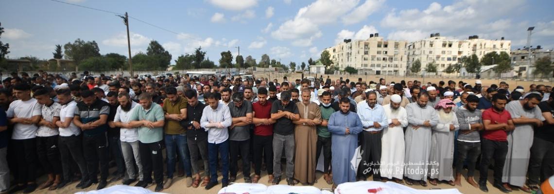 بالصور ; مشاهد لصلاة الجنازة على شهداء مجزرة مدينة خانيونس