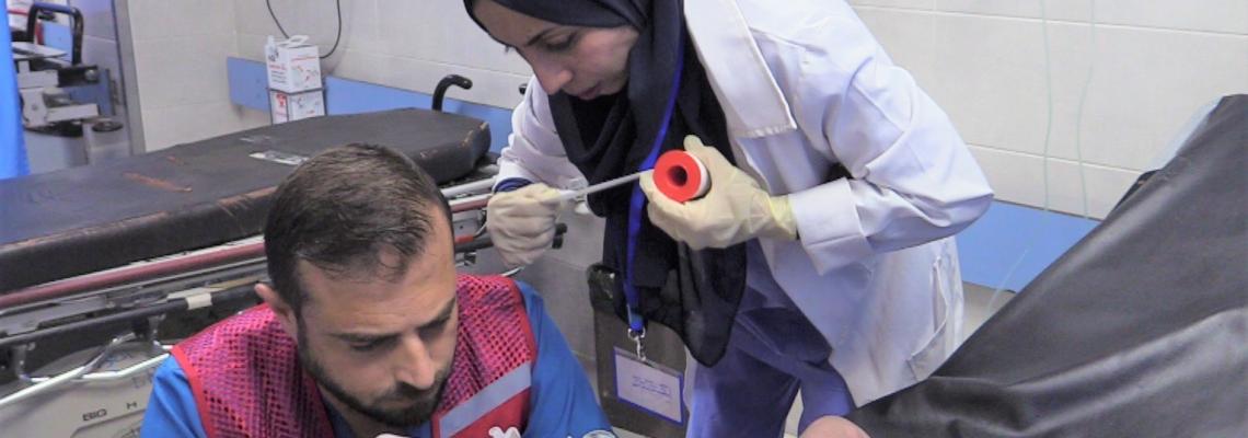 بالصور : جهود الطواقم الطبية لانقاذ جرحى العدوان الاسرائيلي الذي يستهدف الأطفال والنساء والمسنين