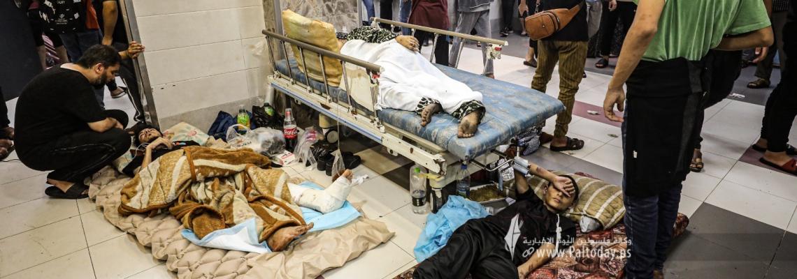 بالصور : الجرحى في غزة، يفترشون أراضي المشافي المكتظّة عن آخرها بالجرحى والنازحين.