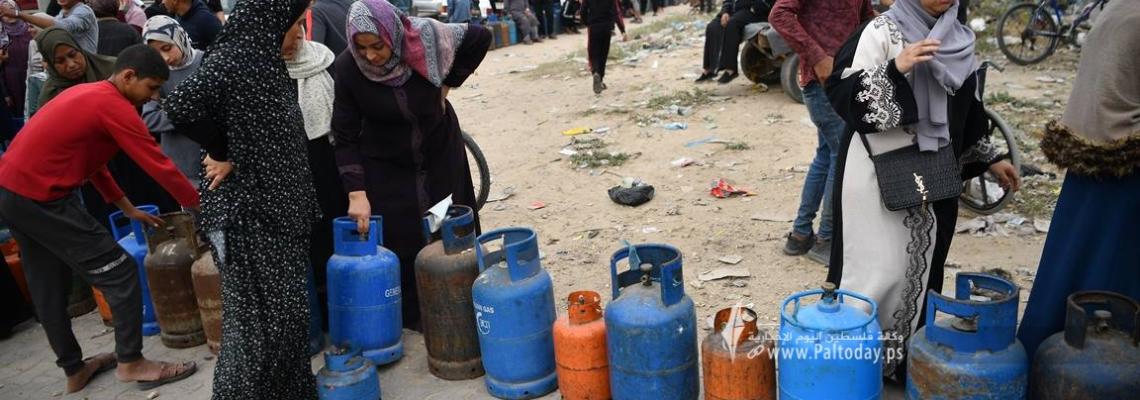 بالصور ; الأزمة تتشدد.. طوابير طويلة للحصول على الغاز المنزلي في غزة