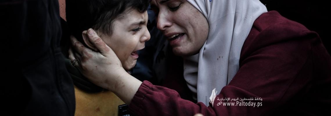 بالصور ; لحظات مؤثرة لعائلة فقدت والدها في قصف الاحتلال لمدينة خانيونس جنوب القطاع