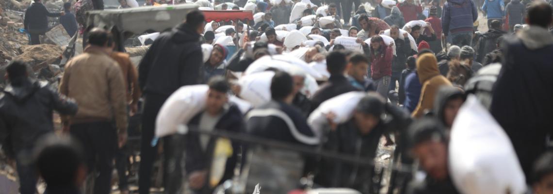 بالصور..جانب من دخول بعض المساعدات الإنسانية إلى شمال قطاع غزة عبر شارع الرشيد