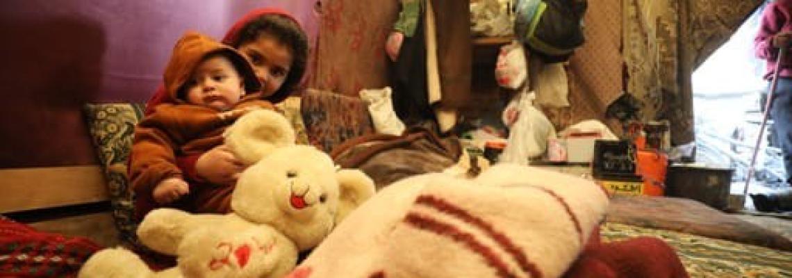 مشاهد من حجم الارهاق والمعاناة على وجود اطفال وكبار السن فى مخيم جباليا بسبب استمرار الحرب ونقص المواد الغذائية