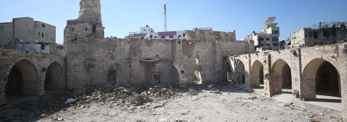 آثار الدمار الذى لحق بالمسجد العمري جراء العدوان الإسرائيلي على مدينة غزة شرق  القطاع.