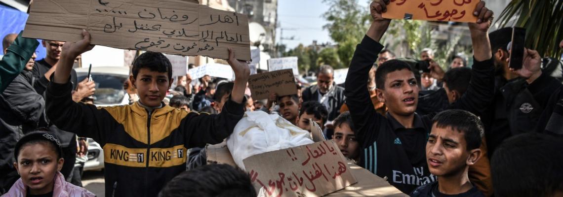 بالصور ; وقفة للأطفال في رفح جنوبي قطاع غزة للمطالبة بوقف حرب الإبادة والتجويع قبيل قدوم شهر رمضان الكريم