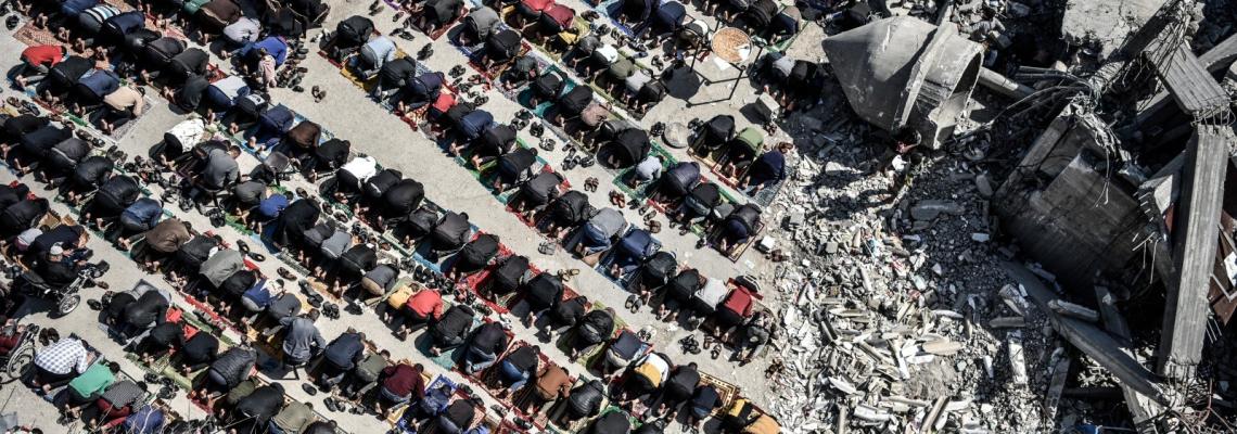 بالصور: فلسطينيون في مدينة رفح يؤدون صلاة الجمعة الأخيرة قبل شهر رمضان المبارك على أنقاض مسجد الفاروق الذي دمره الاحتلال الاسرائيلي
