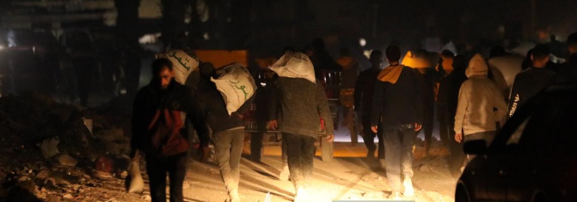 لحظة دخول المساعدات الإنسانية إلى شمال قطاع من شارع صلاح الدين شرق مدينة غزة، عقب ساعات الإفطار، بعد انتظار مطول من الإهالي على مفترق الكويتي