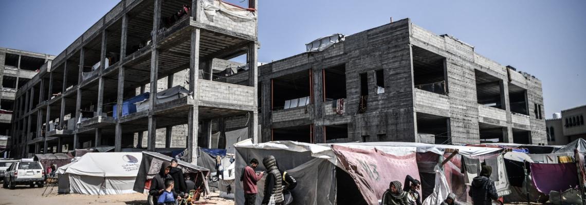 بالصور: كيف تحوّل مستشفى حمد من حلم ببناء أول مشفى ضخم مجهّز برفح إلى مركز إيواء للنازحين