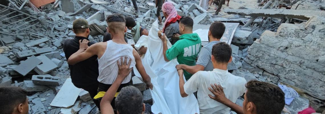 طواقم الدفاع المدني تتمكن من انتشال جثمان الشهيد الصحفي تميم معمر من تحت انقاض منزله بعد استهدفه من قبل الاحتلال شرق خانيونس