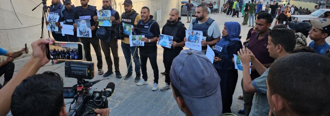 وقفة احتجاجية لصحفيين في غزة تنديدا باستمرار استهداف زملائهم واخرهما الصحافيان تميم معمر وعبد الله السوسي في قصف "إسرائيلي" استهدفهما جنوب القطاع