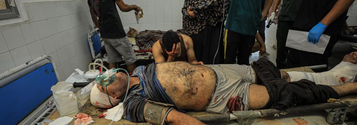 بالصور: وصول شهداء ومصابون للمشفى "المعمداني" إثر قصف الاحتلال لمجموعة مواطنين شرق مدينة غزة