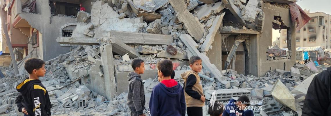 بالصور: الدمار في منزل وخيام النازحين جراء القصف الإسرائيلي فجر اليوم غربي خان يونس