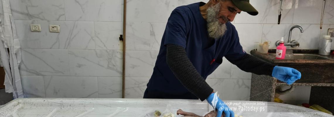 وفاة رضيعة جراء البرد القارس داخل خيمة تؤوي نازحين في منطقة المواصي بمدينة خان يونس