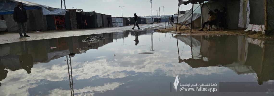 تفاقم معاناة النازحين في مواصي خان يونس جراء المنخفض