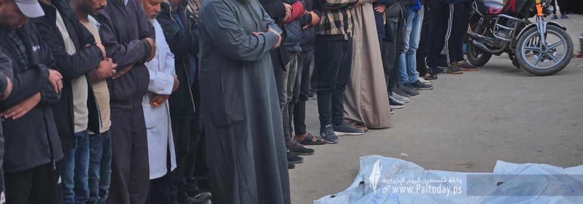 تشييع ٥ شهداء من داخل مجمع ناصر الطبي بمدينة خان يونس جنوبي قطاع غزة