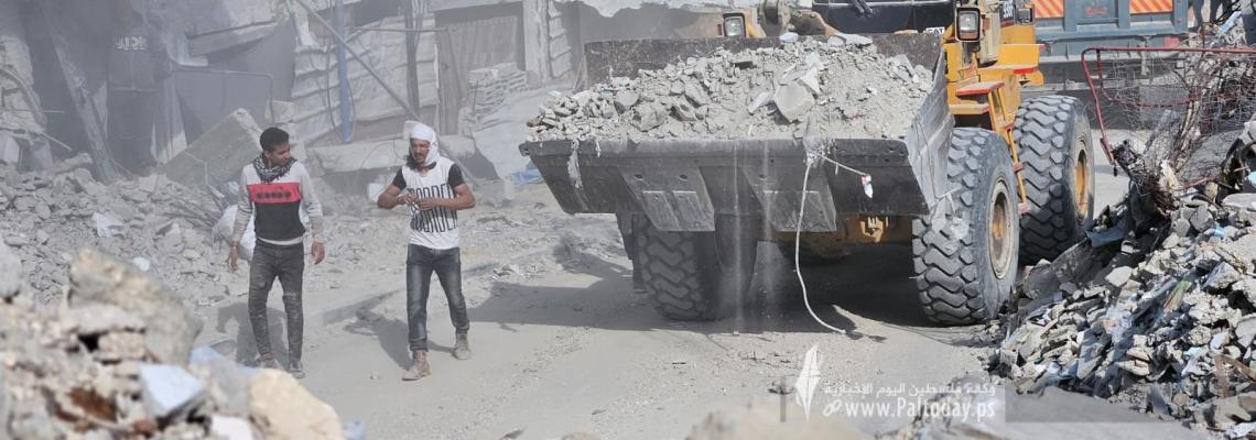 خطوة تجريبية .. بلدية خانيونس تبدأ بإزالة الركام من الشوارع وتزيل أسقف منهارة