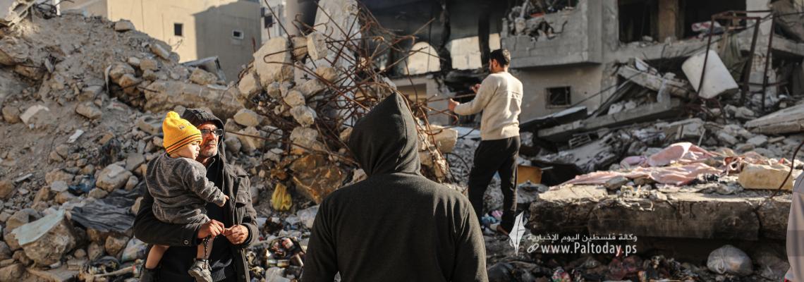 أثار القصف الإسرائيلي الذي ادى إلى تدمير واسع في منزل عائلة الطباطيبى في غزة