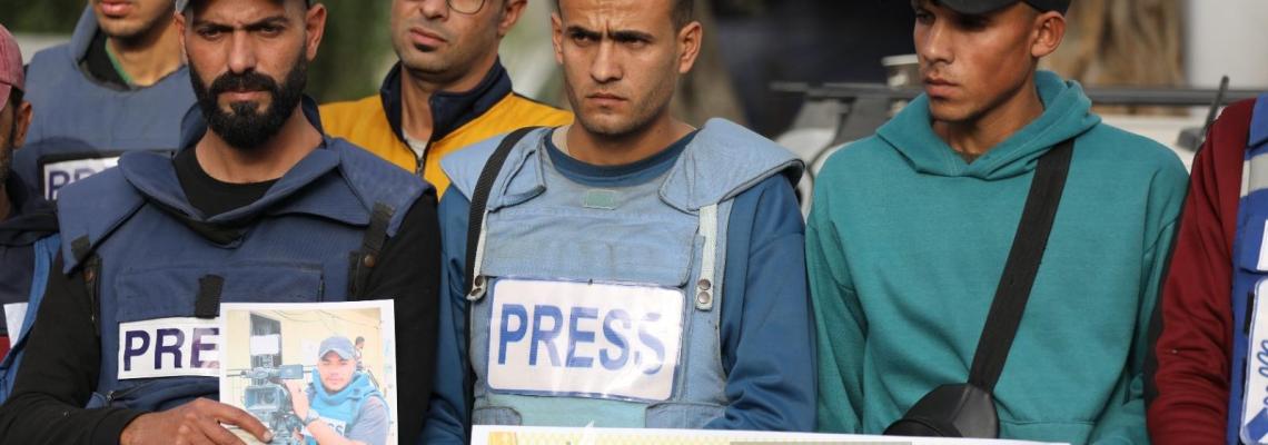 صحفيو غزة ينظمون وقفة احتجاجية ضد اغتيال الاحتلال لخمسة صحفيين من قناة القدس اليوم الليلة الماضية
