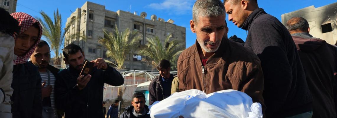 مشاهد من المجزرة الدموية التي ارتكبتها "إسرائيل" بحق النازحين في مواصي خان يونس