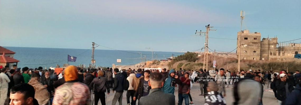 تجمهر مواطنين استعداداً لعبور حاجز  نتساريم إلى غزة والشمال