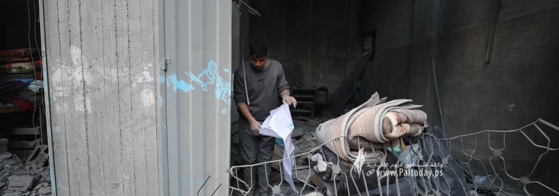 مواطنون يبحثون عن مفقودين بعد قصف منزل عائلة الكولك بحي الدرج شرق مدينة غزة