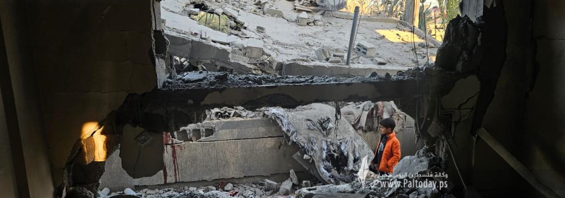 مشاهد من الدمار الذي خلّفه القصف الإسرائيلي على منازل وخيم المواطنين في خانيونس