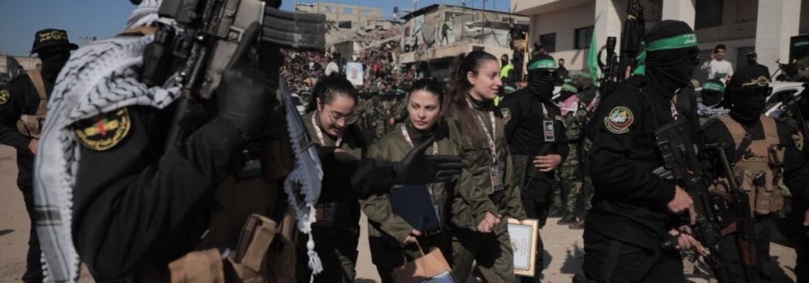 سرايا القدس تنشر صوراً من تسليم الدفعة الثانية من أسرى العدو الصهيوني في قطاع غزة ضمن المرحلة الأولى من "صفقة طوفان الأقصى" لتبادل الأسرى.