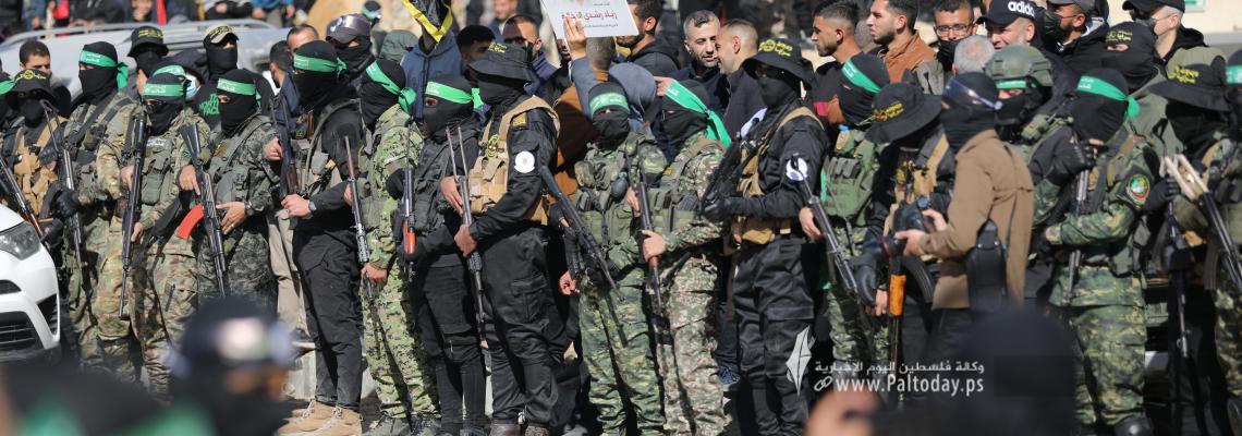 عناصر سرايا القدس وكتائب القسام أثناء تسليم المجندات الإسرائيليات للصليب الأحمر