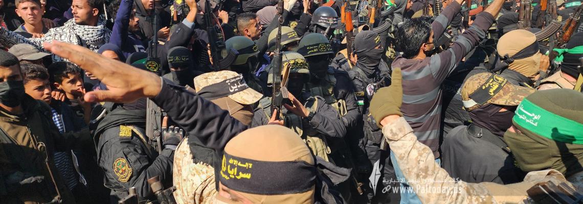 مشاهد من تسليم سرايا القدس وكتائب القسام المحتجزين الإسرائيليين إلى الصليب الأحمر في خانيونس
