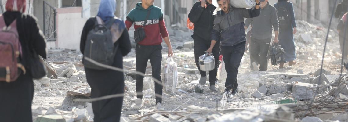 بعد وقف إطلاق النار.. عودة المواطنين لمنازلهم المدمرة في منطقة الصفطاوي شمال غزة