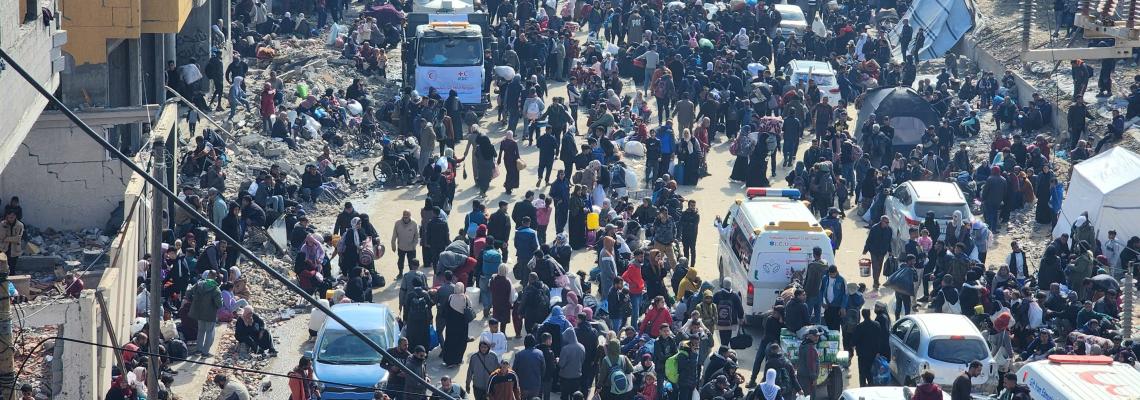 مئات الآلاف من النازحين ينتظرون في منطقة "تبة النويري"  في شارع الرشيد وسط القطاع؛ سماح الاحتلال "الإسرائيلي" لهم بالعودة إلى شمال القطاع