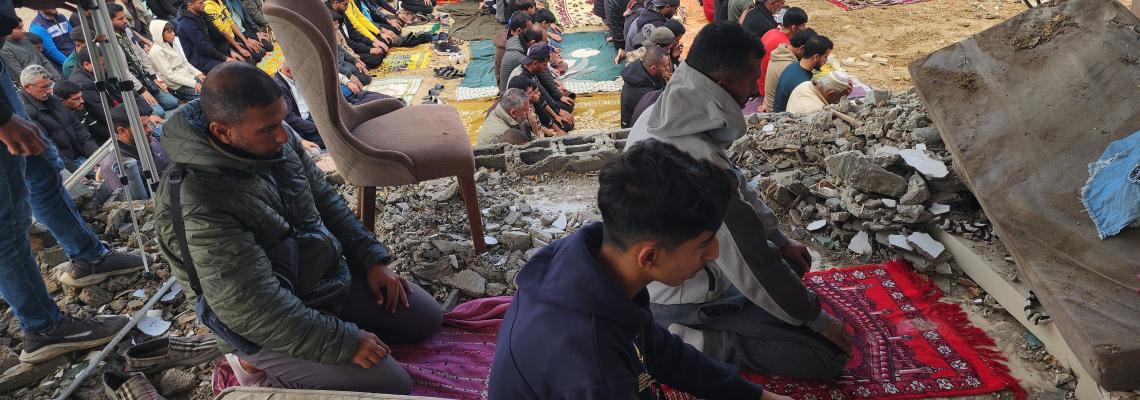 مواطنون يؤدون صلاة الجمعة على أنقاض المنازل بحي الفراحين شرقي خان يونس