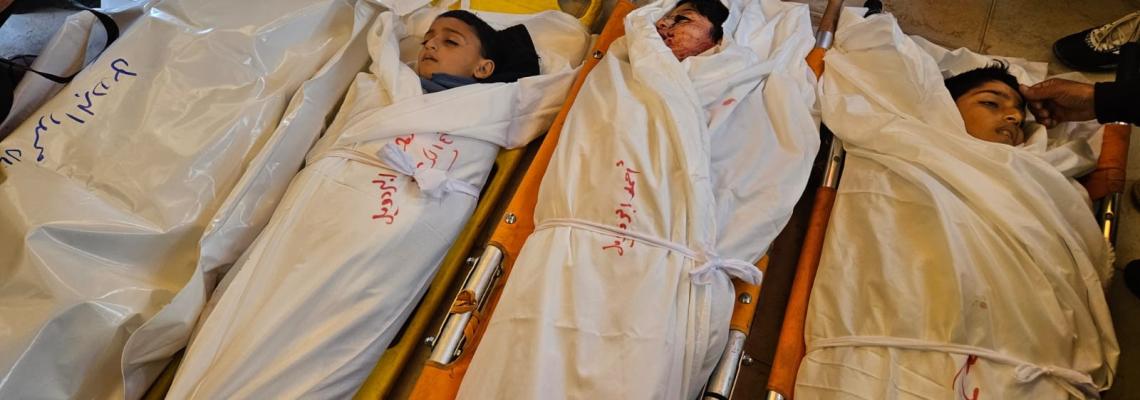مشاهد من تشييع شهداء مجزرة المواصي بخان يونس والدمار الذي خلفه الاحتلال بقصف الخيام.