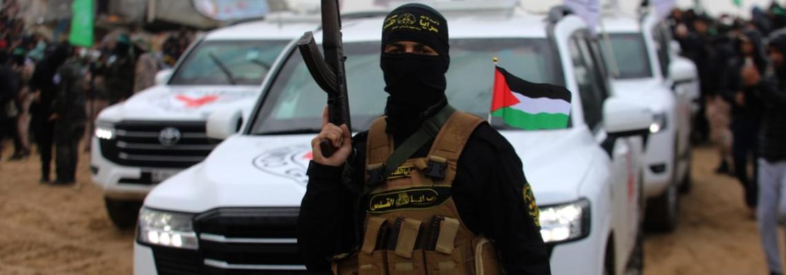 سرايا القدس تنشر صوراً لتسليم جثمان الأسير الصهيوني "عوديد ليفشيتس" المحتجز لديها، وجثامين عائلة "بيباس"