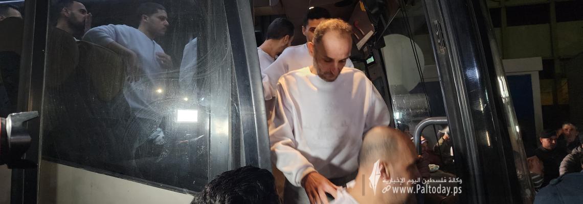 وصول أسرى فلسطينيين إلى غزة بعد الإفراج عنهم الدفعة السابعة لصفقة التبادل