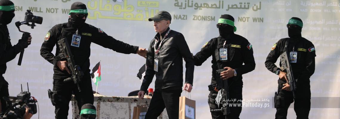 جانب من تسليم المقاومة للمحتجز الإسرائيلي كيث سيغال إلى الصليب الأحمر غرب مدينة غزة