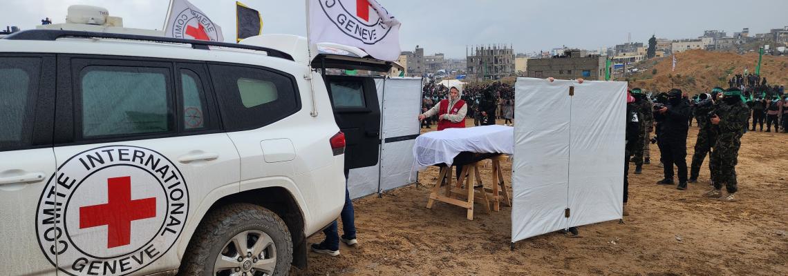مشاهد تسليم جثامين أربعة "إسرائيليين" من خانيونس