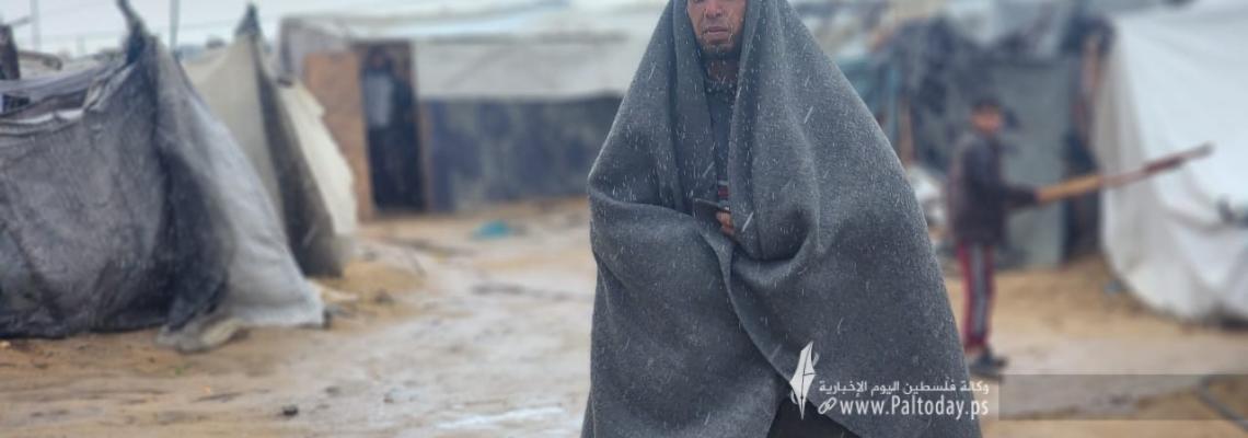 تضرر خيام النازحين في منطقة مواصي خان يونس بفعل المنخفض