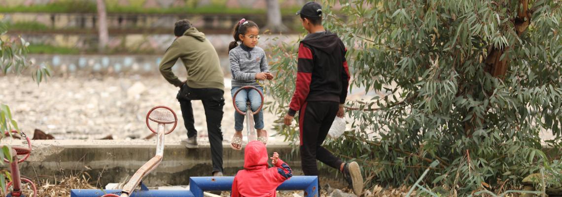 أطفال يلعبون على أنقاض منتزه برشلونة فى تل الهوا جنوب غزة