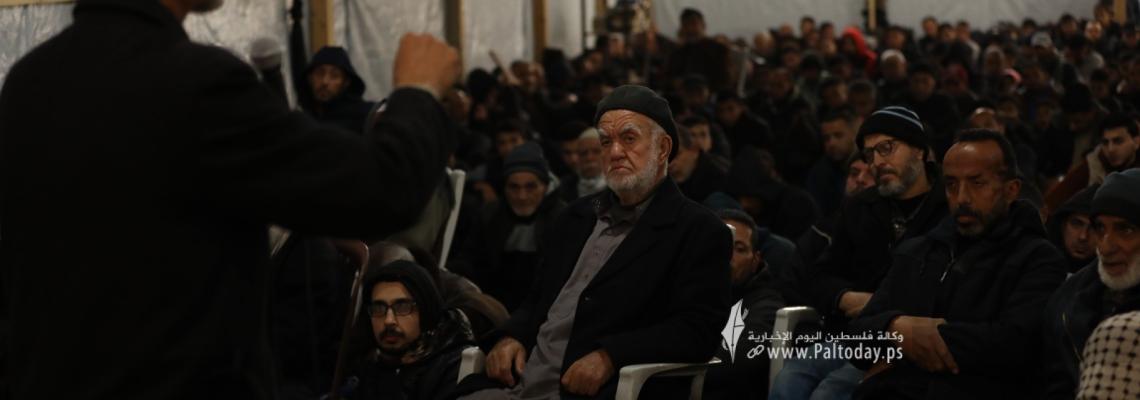 مئات المواطنين يؤدون الجمعة الأولى من رمضان بالمسجد العمري الكبير في مدينة غزة