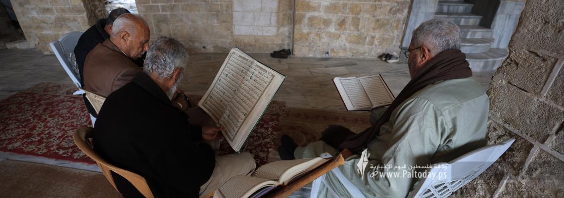 صور قراءة القرآن بالمجسد العمري بمدينة غزة ومسجد السيد هاشم