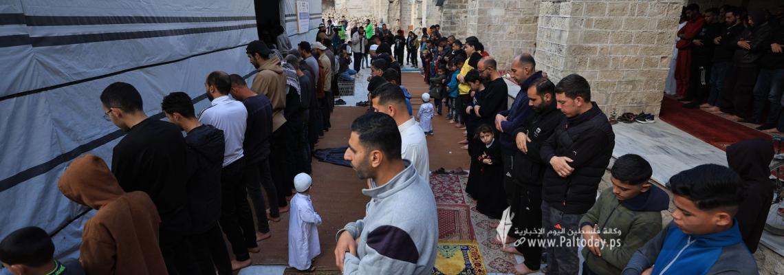 صور صلاة عيد الفطر السعيد ف المسجد العمرى بمدينة غزة