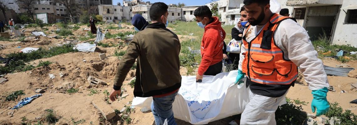 عدسة فلسطين اليوم تشهد إجراءات نقل رفات الشهداء من مجمع الشفاء الطبي
