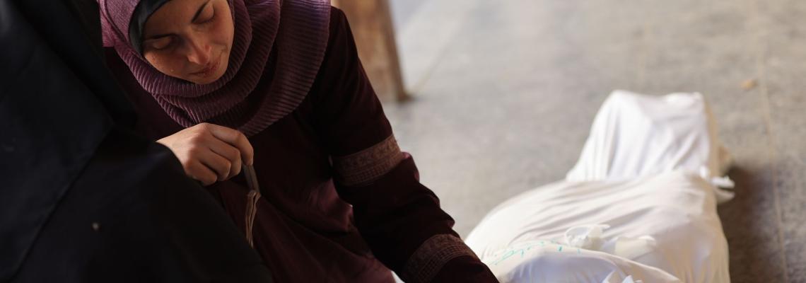 وداع شهداء عائلة النجار بالمستشفى الأهلى بجباليا